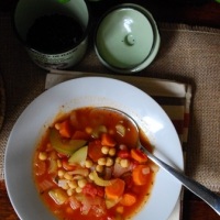 Włoska zupa minestrone z ciecierzycą