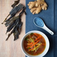 Japońska zupa z wołowiną i warzywami julienne